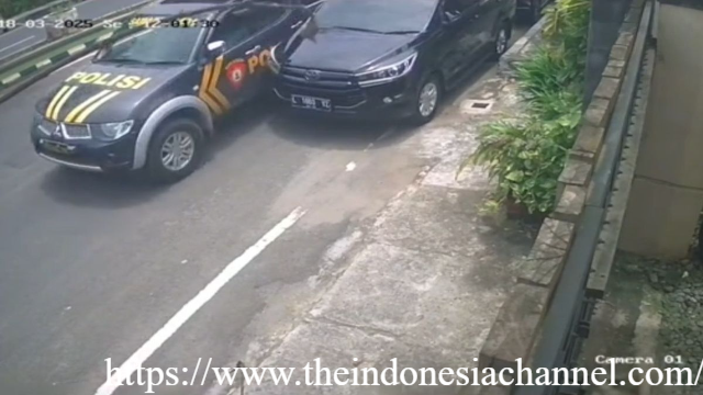 Oknum Mobil Pengawal Serempet Mobil Pribadi